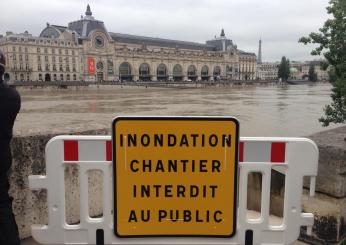 Temporali a Parigi: metropolitana chiusa e raffiche di vento a 104 km/h