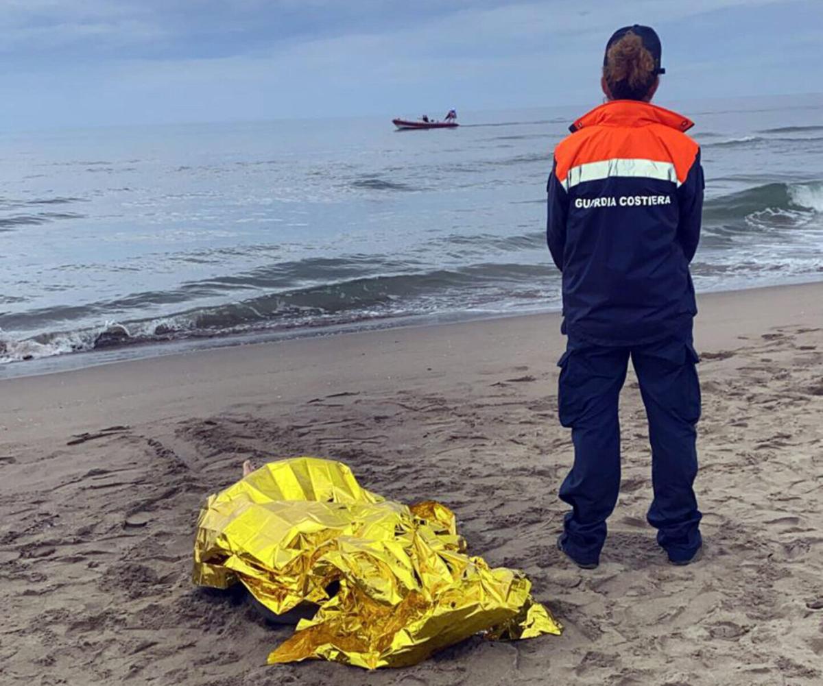 Fiumicino, identificata la donna trovata morta in spiaggia a Passos…