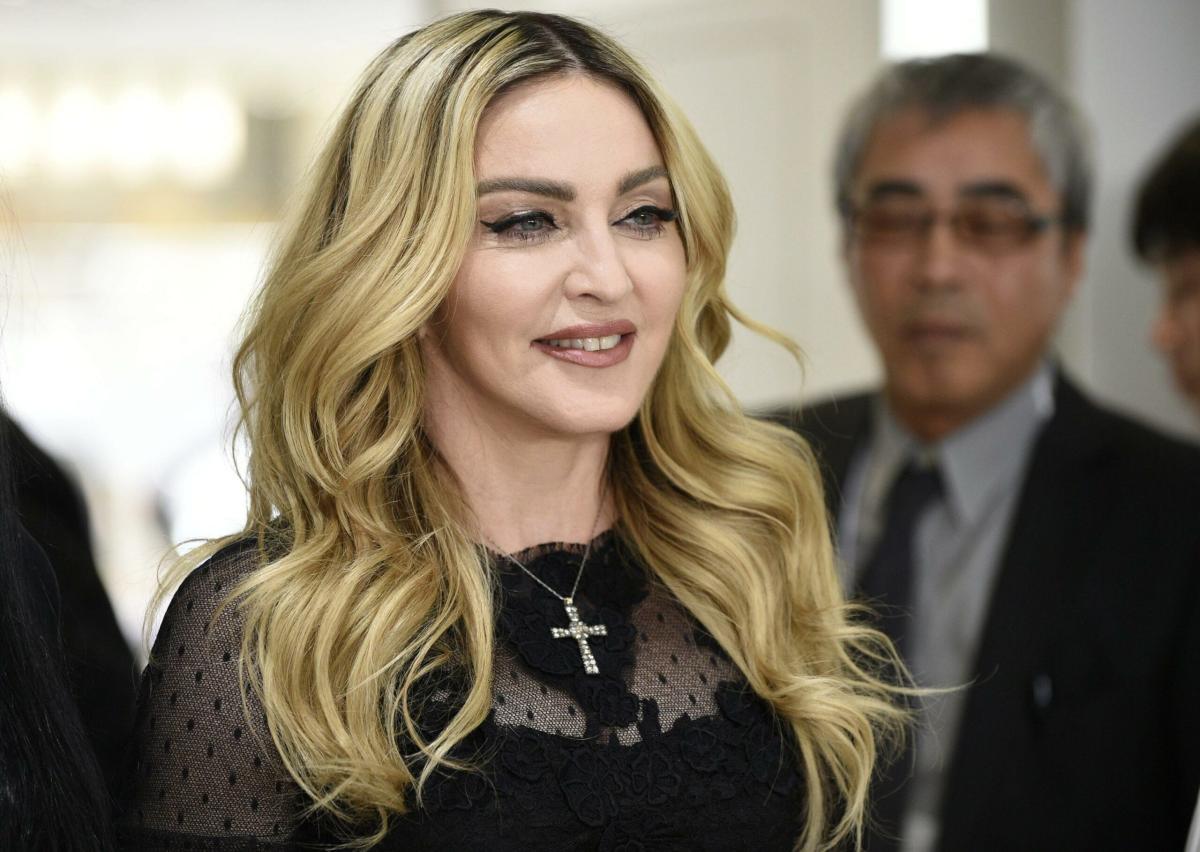 Madonna sgrida un fan che è in sedia a rotelle: “Cosa fai seduto lì”, poi chiede scusa al disabile