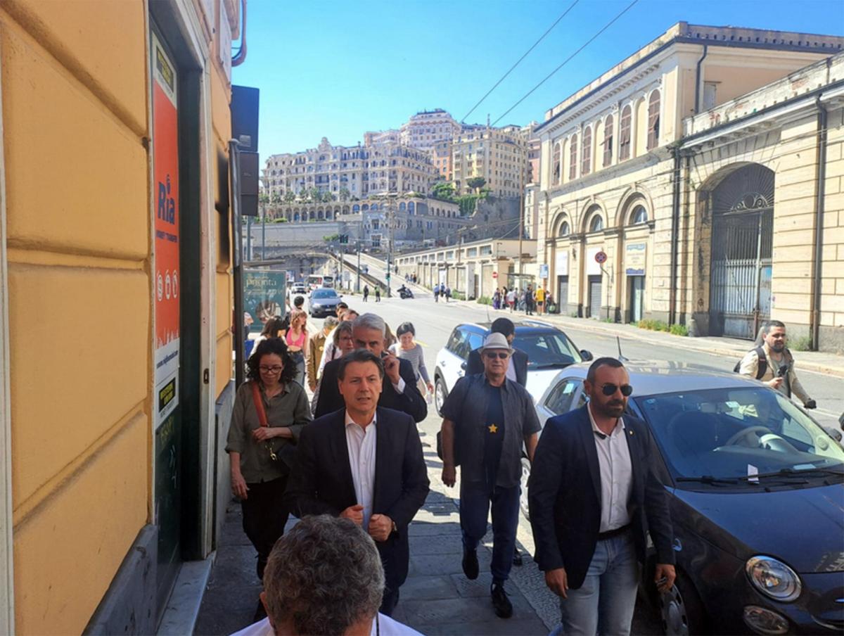 Liguria, proteste dei comitati cittadini contro le grandi opere a Genova: i manifestanti ‘cacciano’ Conte dal corteo