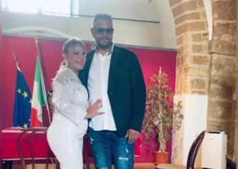 Angela da Mondello, matrimonio dopo 18 anni con il suo Giuseppe: fuochi d’artificio in strada. VIDEO