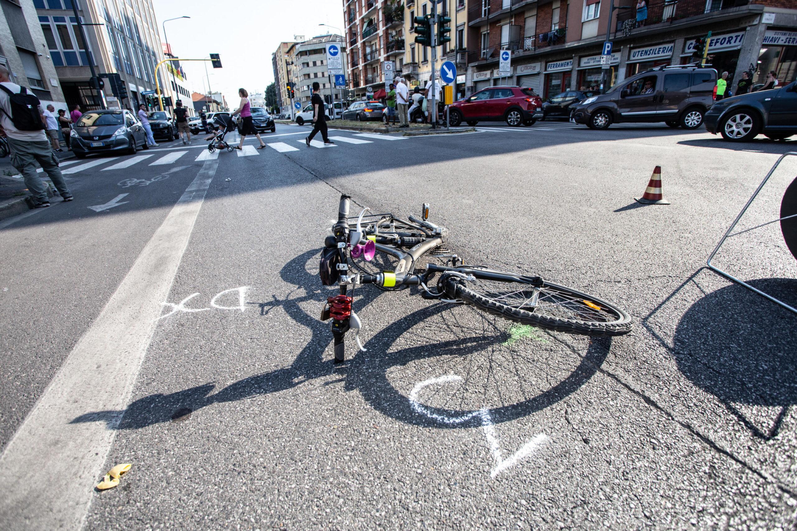 Avellino, muore ciclista travolto da due auto: caccia ai due pirati