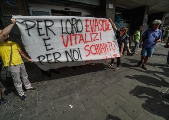 Stop Rdc, a Napoli la prima manifestazione: “Per loro evasione e vitalizi, per noi schiavitù” | FOTO E VIDEO