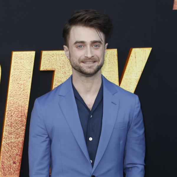 Daniel Radcliffe papà: le prime immagini della passeggiata con il bebè e la compagna [FOTO]