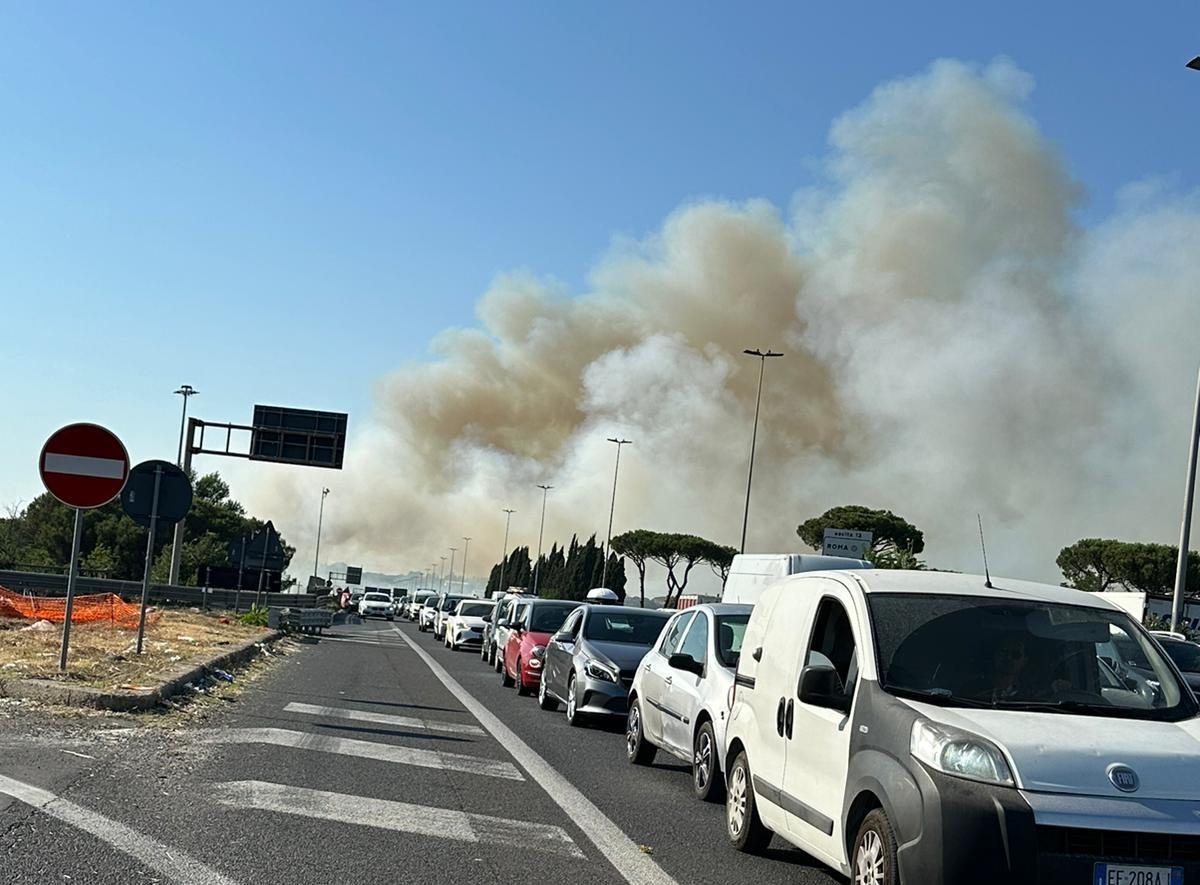 Incendio a Roma al parco del Pineto, il fumo vicino al Gemelli: l’intervento con l’elicottero dei Vigili del Fuoco | VIDEO