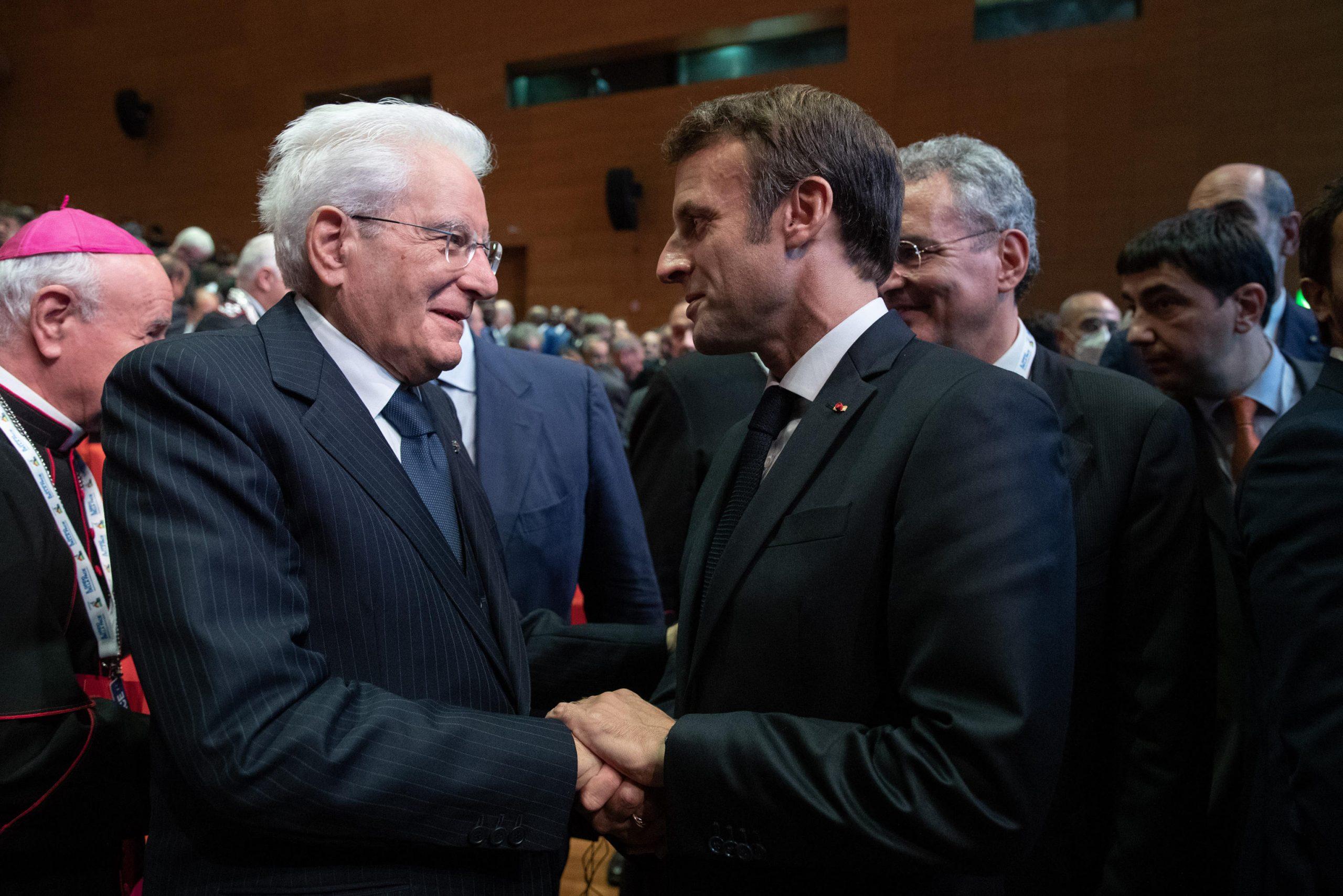 Migranti, colloquio Mattarella-Macron: “Necessaria piena collaborazione”