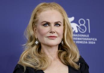 Nicole Kidman al Festival di Venezia assediata dai fan: l’arrivo in grande stile con Antonio Banderas | VIDEO