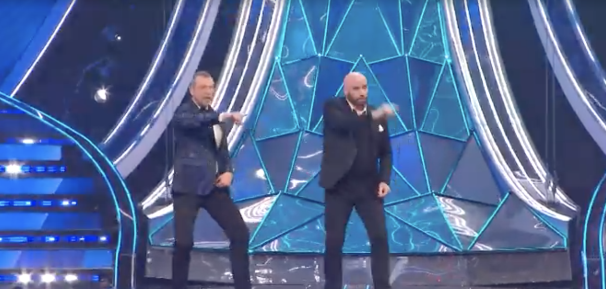 Sanremo 2024, John Travolta e Amadeus ballano insieme in un medley