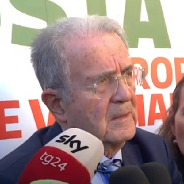 Forum Europa del Pd, Prodi contro Meloni: “Decida se stare con Bruxelles o Budapest” | VIDEO