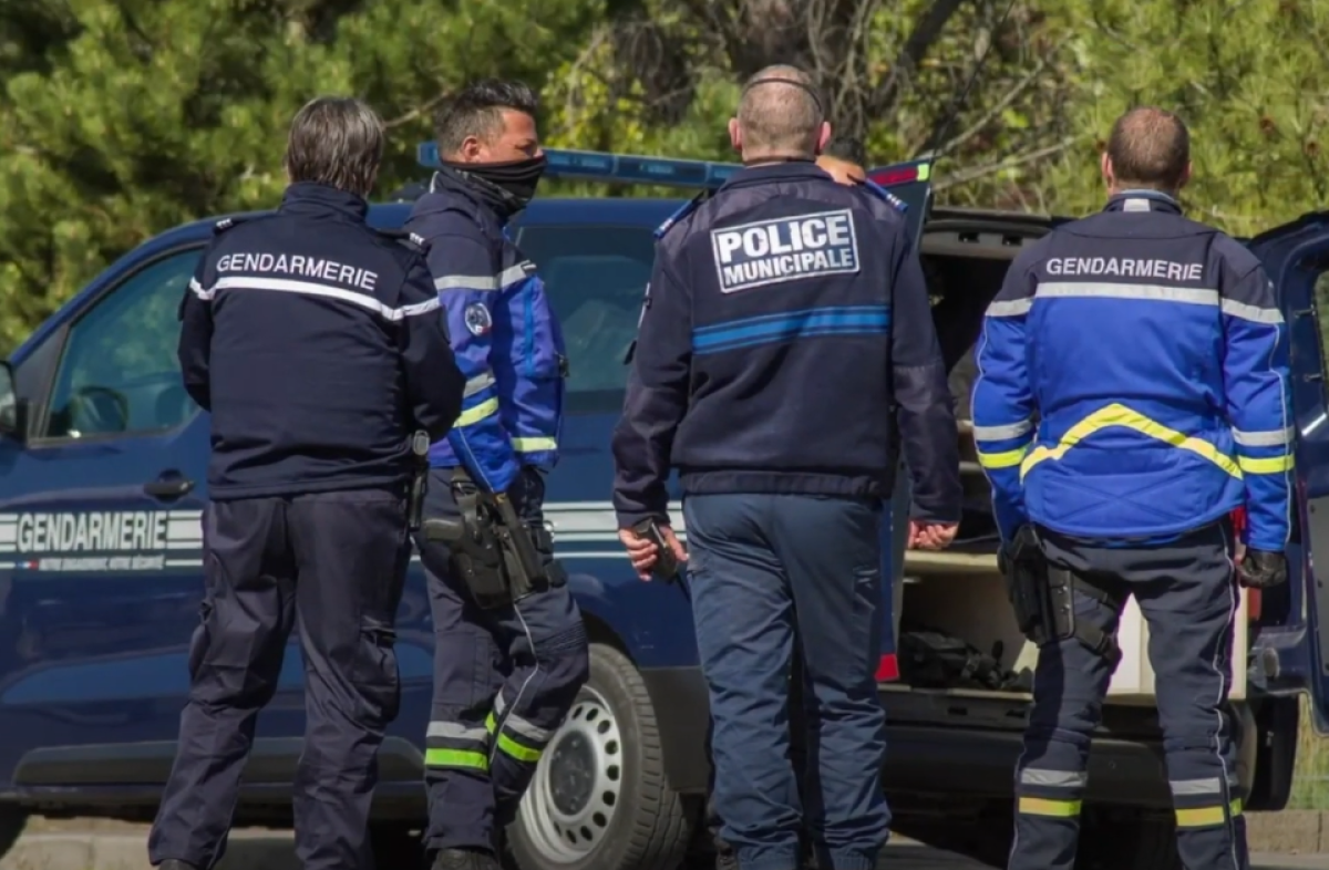 Francia, accoltellamento a Chemillé-en-Anjou: 18enne aggredisce la sua insegnante, arrestato