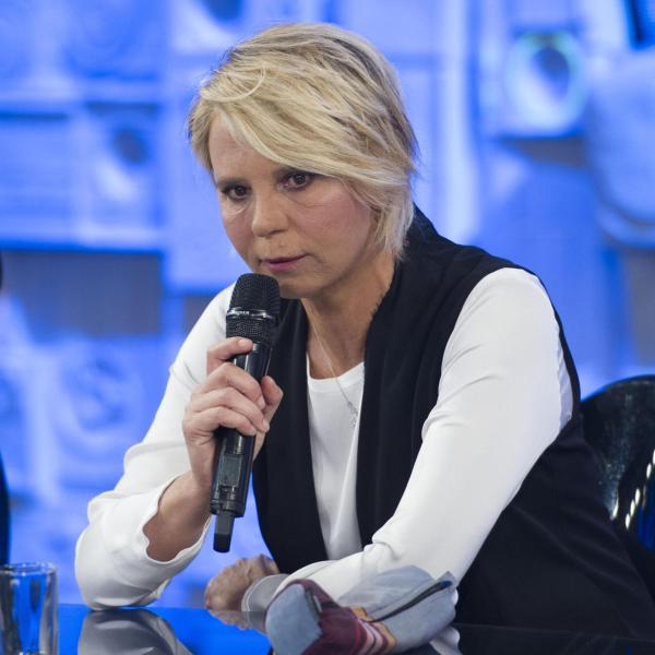 Maria De Filippi torna ad Amici e si commuove: le prime parole dopo la morte di Maurizio Costanzo