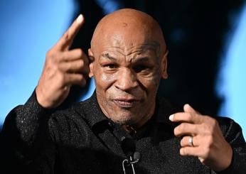 Mike Tyson tifoso della Juventus: l’ex pugile si mette in posa con la maglia bianconera | FOTO