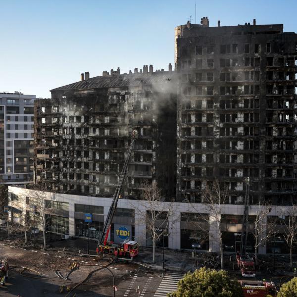 Incendio Valencia, si indaga sulle cause. Almeno 10 morti e decine di dispersi