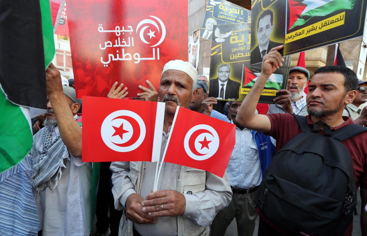 Tunisia, arrestati due giornalisti e un’avvocatessa per aver criticato il presidente Saied: proteste a Tunisi