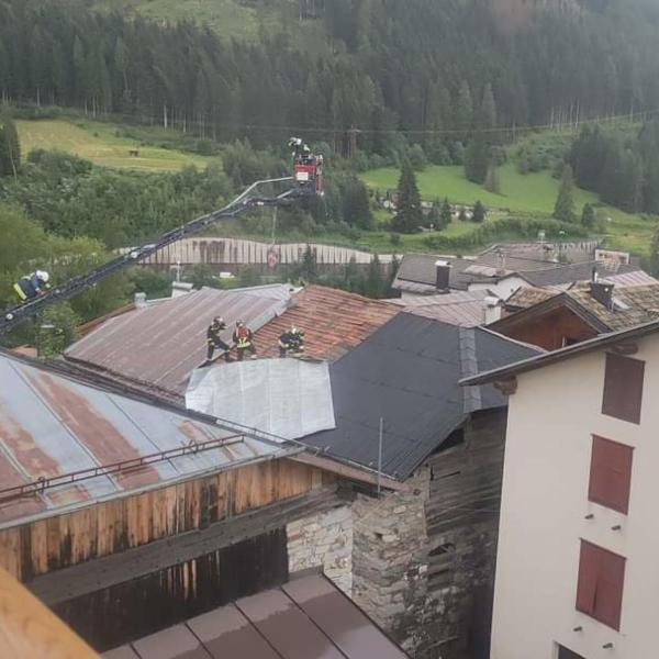 Maltempo in Alto Adige, allagamenti e frane nella notte: numerosi interventi dei vigili del fuoco, frana sulla SS12 | FOTO