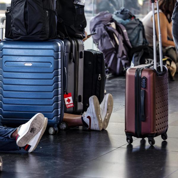 Esodo estivo 2024, l’agosto nero dei treni in ritardo. Codacons: “Mancata programmazione e comunicazione”. Come chiedere il rimborso a Trenitalia e Italo