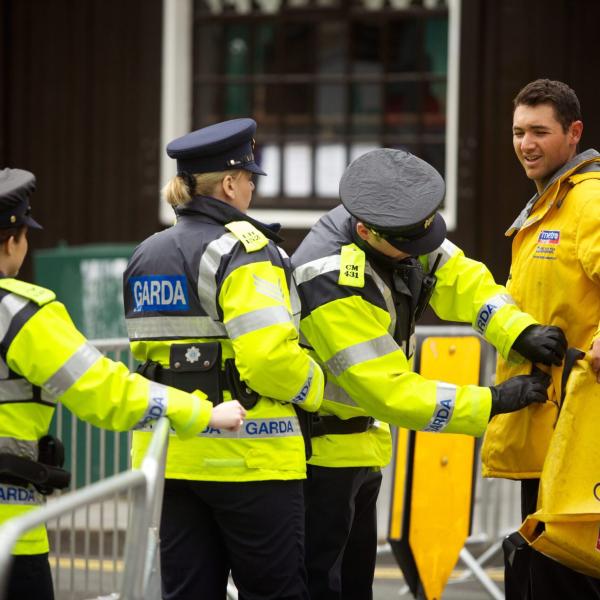 Irlanda, chi è il cappellano militare accoltellato da un 16enne a Galway? Si teme un atto di terrorismo