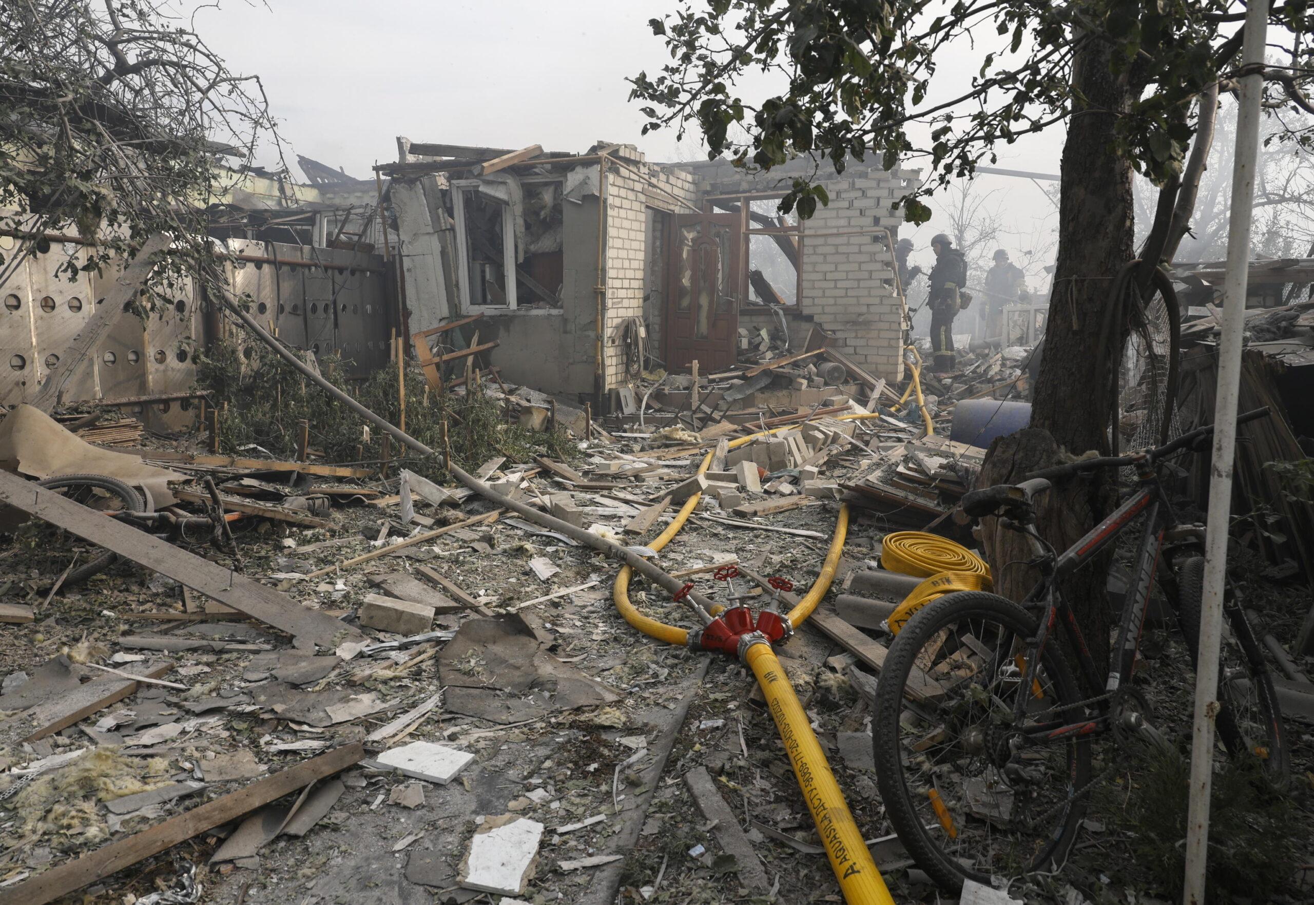 Guerra in Ucraina, attacco russo a Kharkiv: 7 morti e un centinaio di feriti. Zelensky agli Usa: “Ci servono razzi”. Le ultime notizie | VIDEO