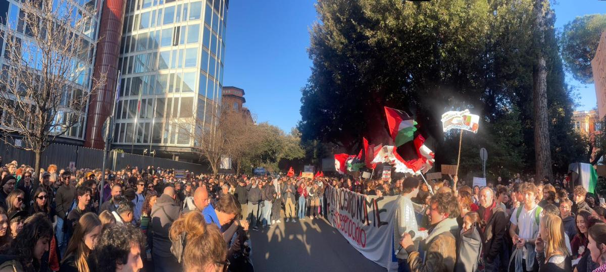 Roma, presidio pro Palestina sotto la sede della Rai: presenti 1000 manifestanti | FOTO E VIDEO