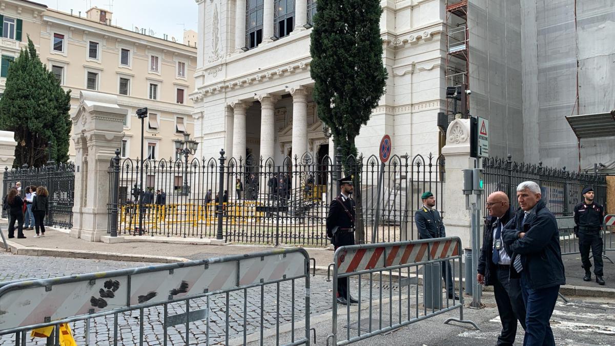 7 ottobre 2023, sinagoga blindata e sfilata di autorità a Roma. Corteo pro-Palestina, il prefetto: “Attacco preordinato” | FOTO e VIDEO