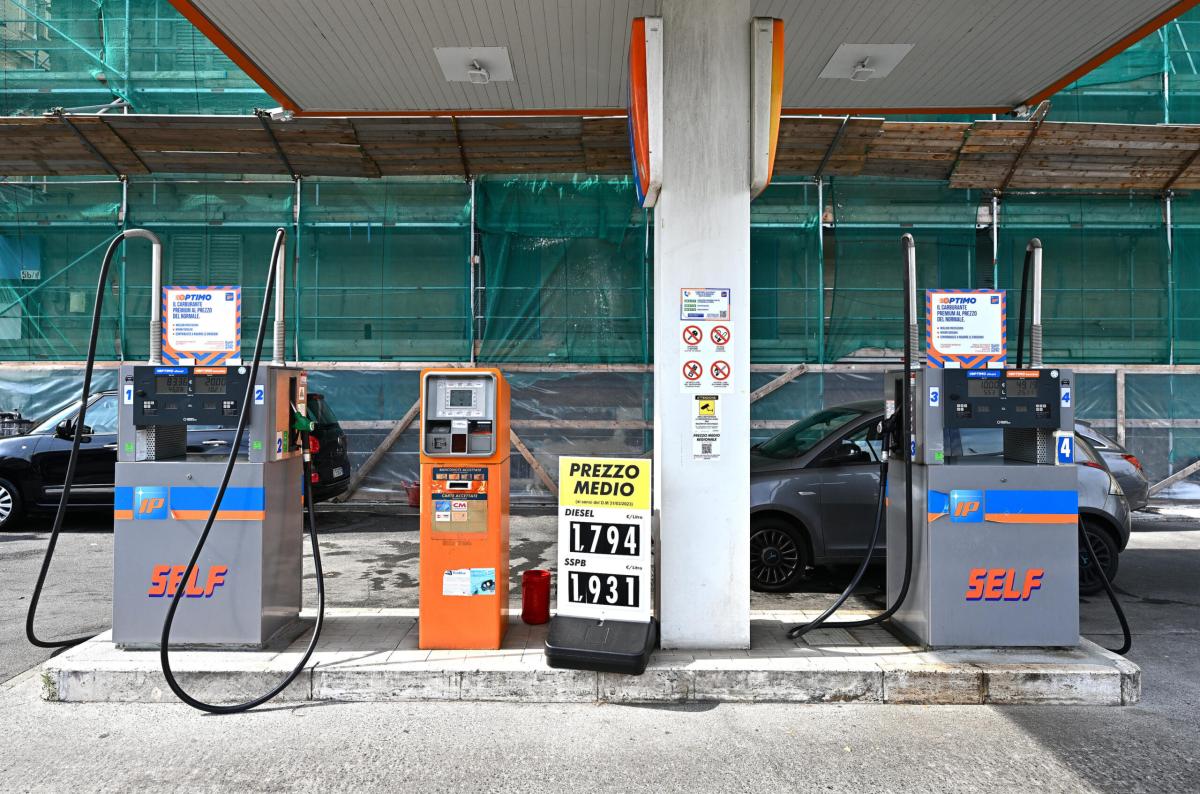 Mai nel 2024 il costo medio della benzina così basso: qual è il motivo e che vantaggi ci sono?