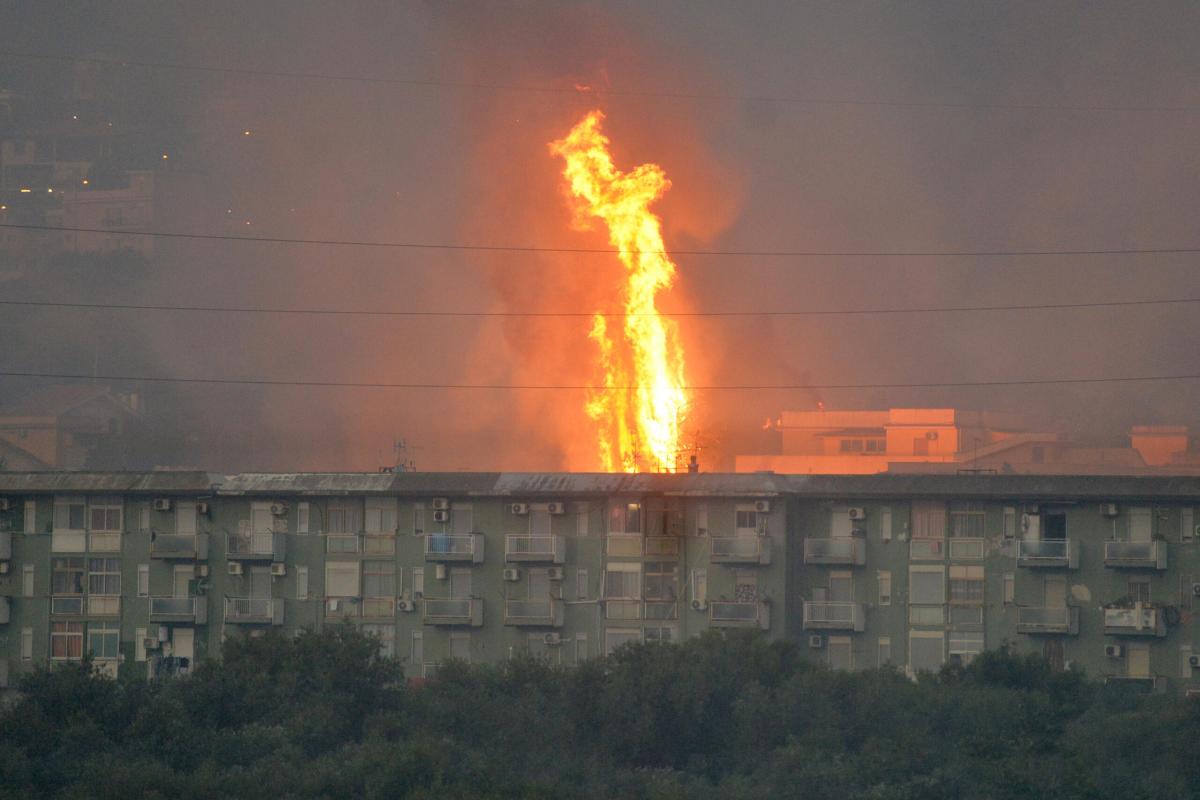 Emergenza incendi in Sicilia, le fiamme lambiscono le case. Oltre 2…