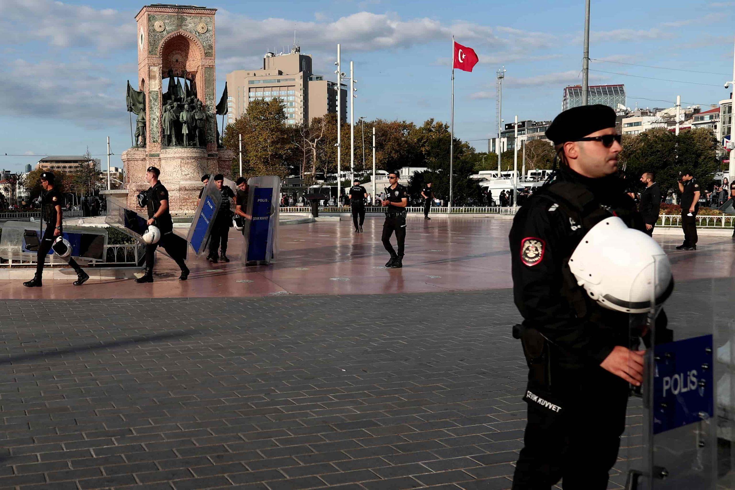 Turchia, forte esplosione nel centro di Istanbul: 6 morti e 53 feriti. Erdogan: “Un vile attentato”