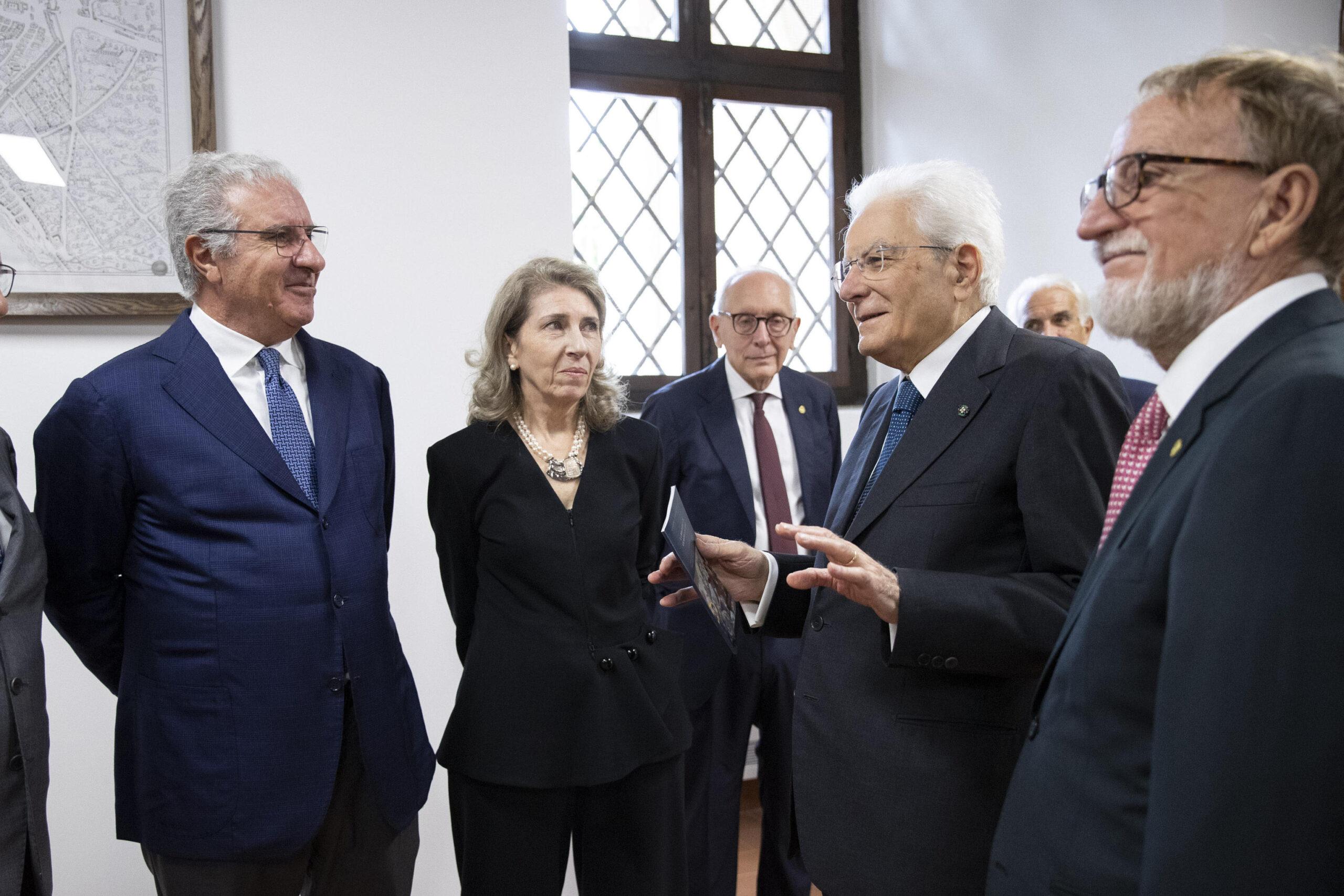 Mattarella all’incontro con i prefetti d’Italia: “Vostri compiti resi impegnativi da odio e violenza”