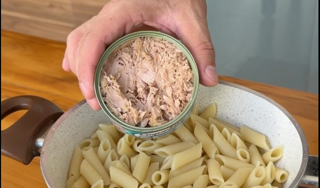 La pasta con il tonno dell’influencer portoghese Diego Bueno: panna, paprika, aglio, cipolla, origano, prezzemolo e per finire… mozzarella grattuggiata | Il video dell’orrore