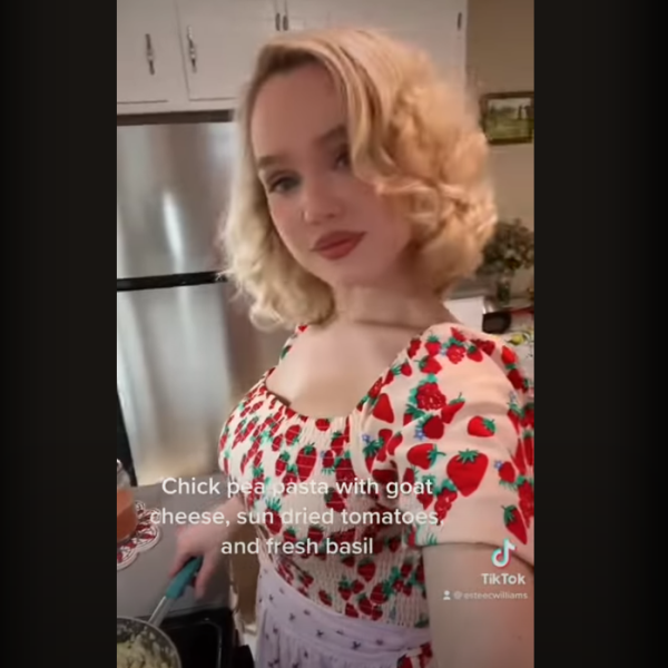 “Trad wife”, cos’è il trend delle casalinghe perfette che spopola su TikTok? Quando l’angelo del focolare degli anni ’50 fa paura | VIDEO