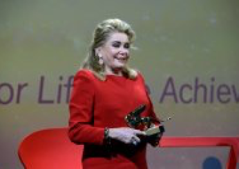 Catherine Deneuve Leone d’Oro a Venezia: “Non mi ritiro, vivo per i…