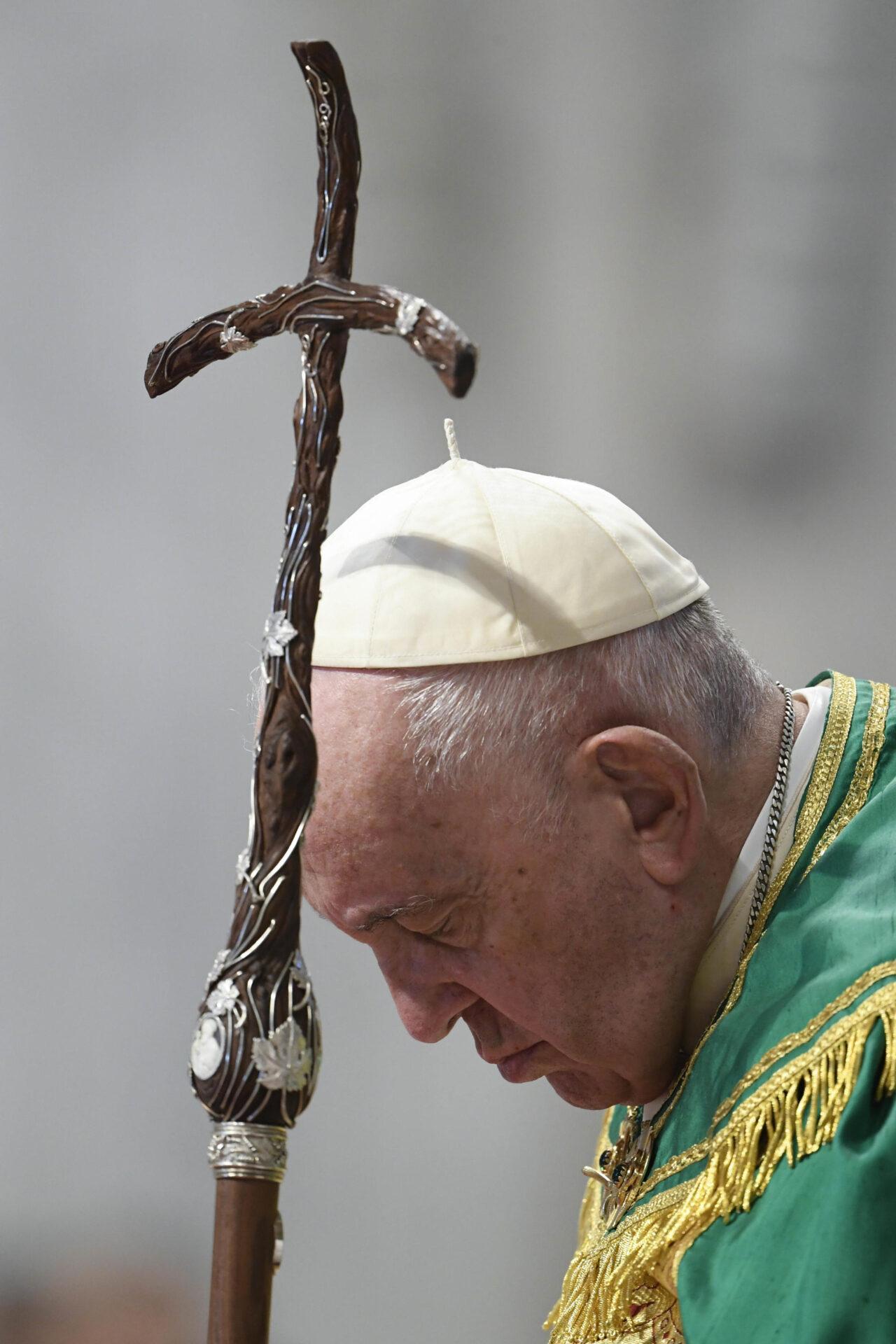 Veglia Pasquale, Papa: “Siamo impotenti ai venti gelidi della guerra”