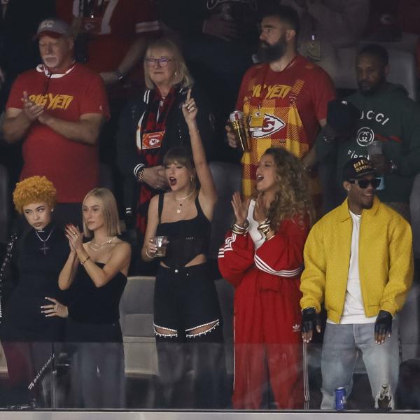 Super Bowl, il bacio di Taylor Swift a Travis Kelce dopo la vittoria dei Chiefs | VIDEO