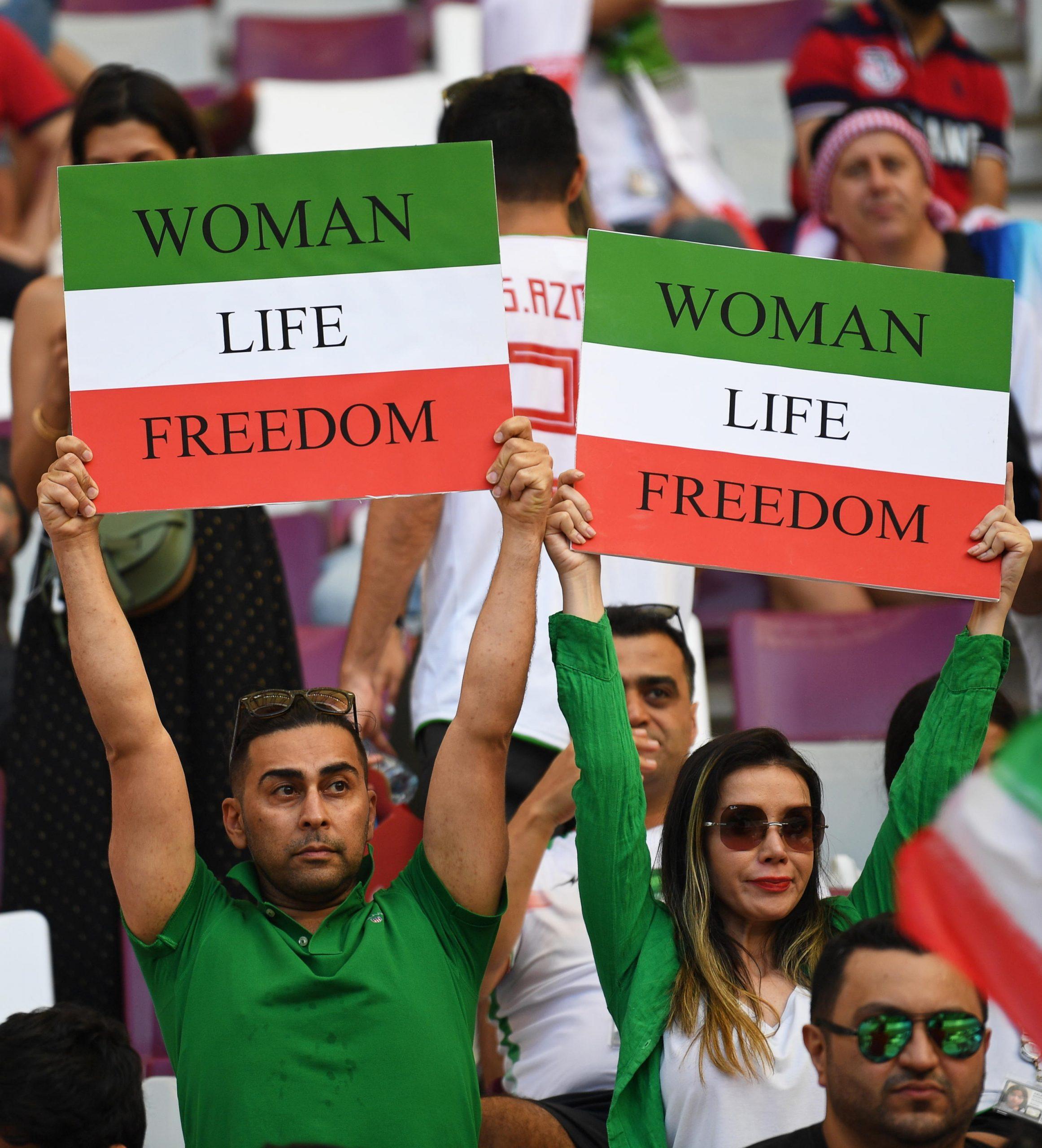 Sequestrate magliette ai mondiali in Qatar: avevano la scritta “freedom” per le donne in Iran