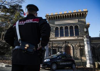 Armato di pistola sul tetto di una scuola: terrore a Napoli