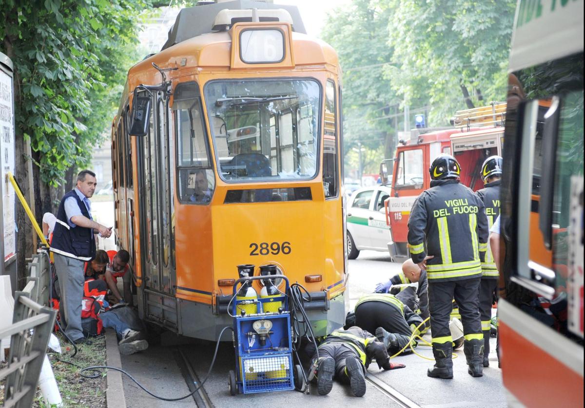 Incidente Porta Maggiore, ciclista rimane incastrata sotto un tram:…