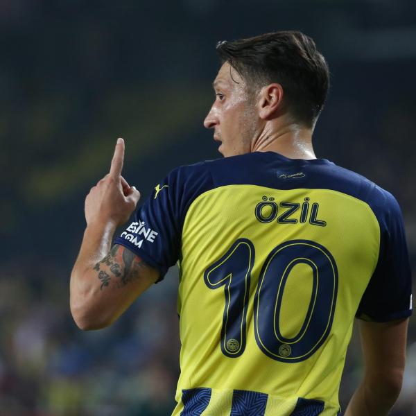 Mesut Ozil età, vita privata e trofei vinti dal giocatore tedesco