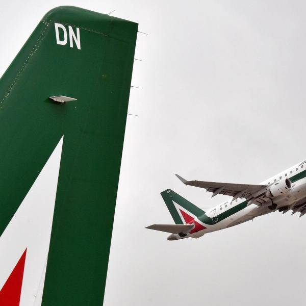 Ue, prestito da 400 milioni ad Alitalia è “aiuto di Stato illegittimo”: l’Italia “deve recuperarli con gli interessi”