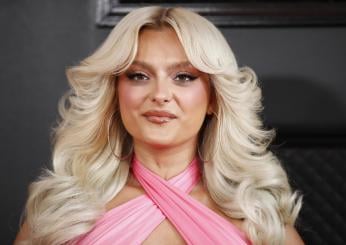 New York, Bebe Rexha colpita sul volto da un telefono durante il co…