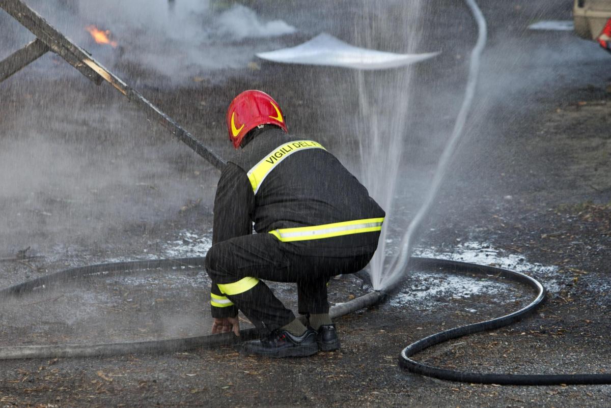 Napoli, incendio in un campo rom: alta colonna di fumo avvolge la c…