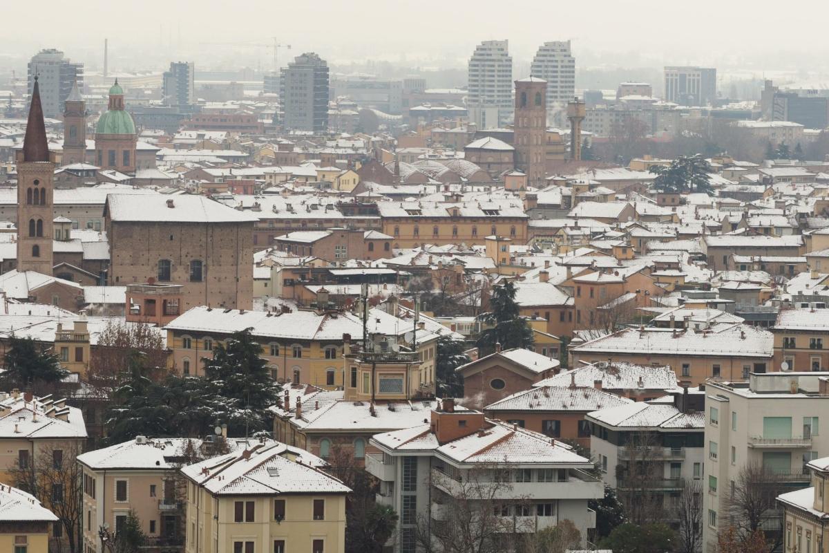 Neve a Bologna, la città si è svegliata con i tetti imbiancati | FO…