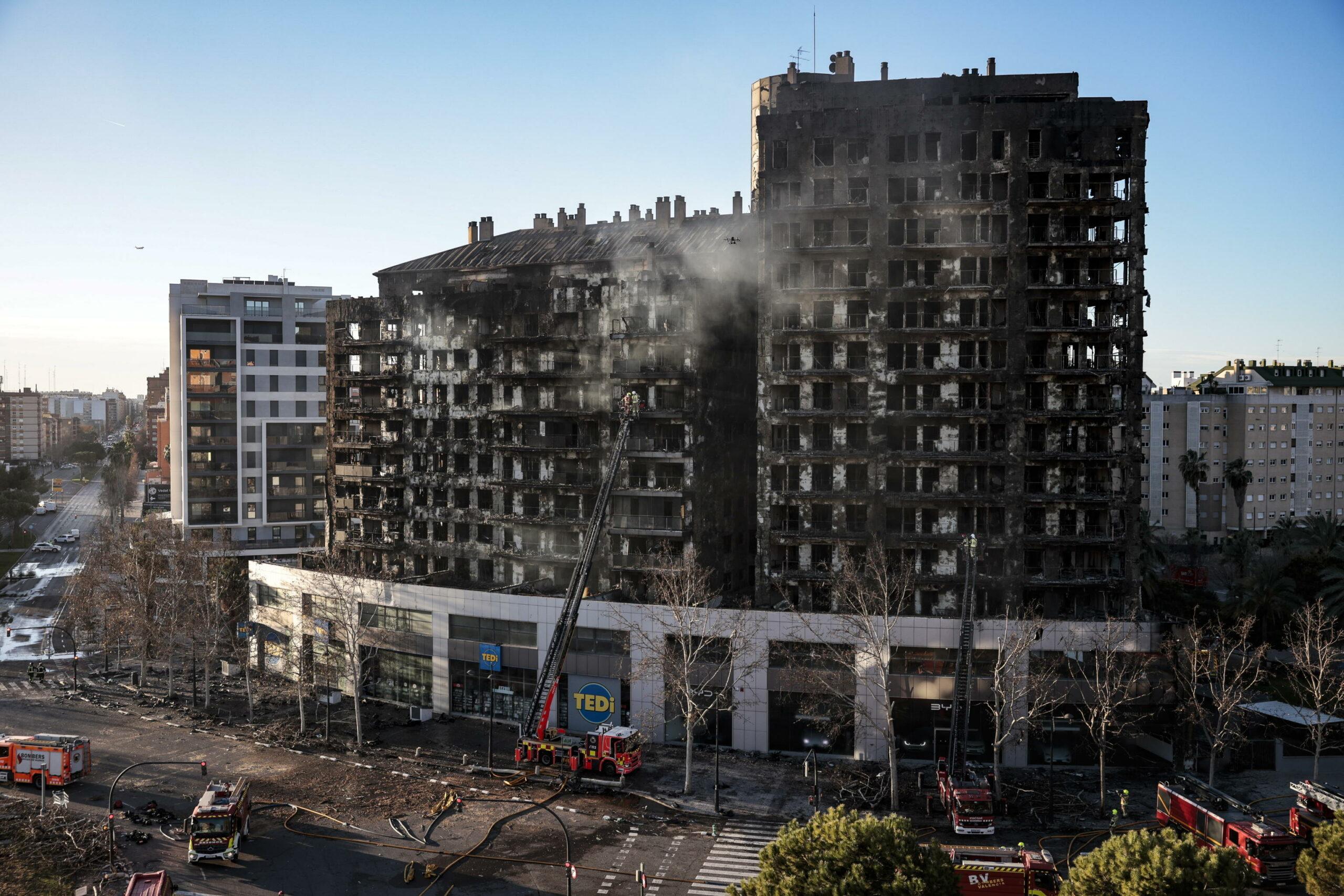 Incendio Valencia, si indaga sulle cause. Almeno 10 morti e decine di dispersi