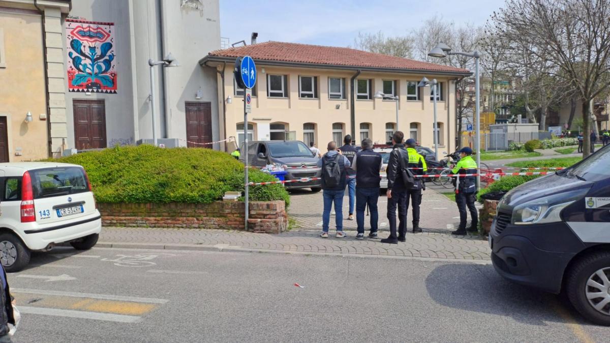 Venezia, incidente sul lavoro a Mestre: 45enne precipita dal lucernario di un teatro e muore