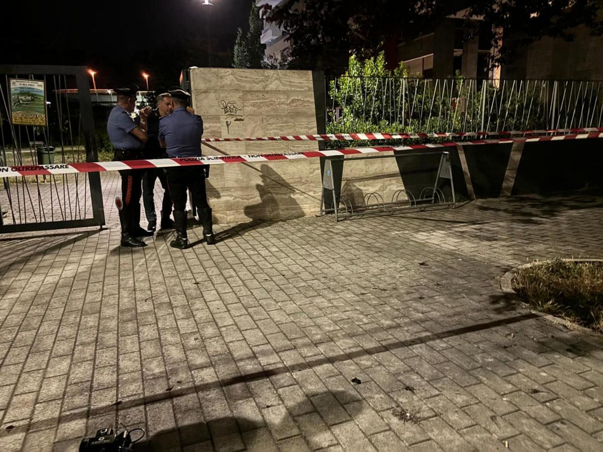 Pescara, ragazzo di 16 anni trovato morto in un parco. Fermati per omicidio due minorenni: uno è figlio di un avvocato, l’altro di un carabiniere