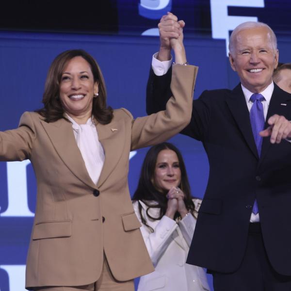 Convention democratica 2024, Biden commosso passa il testimone a Harris: ecco i momenti salienti della prima giornata