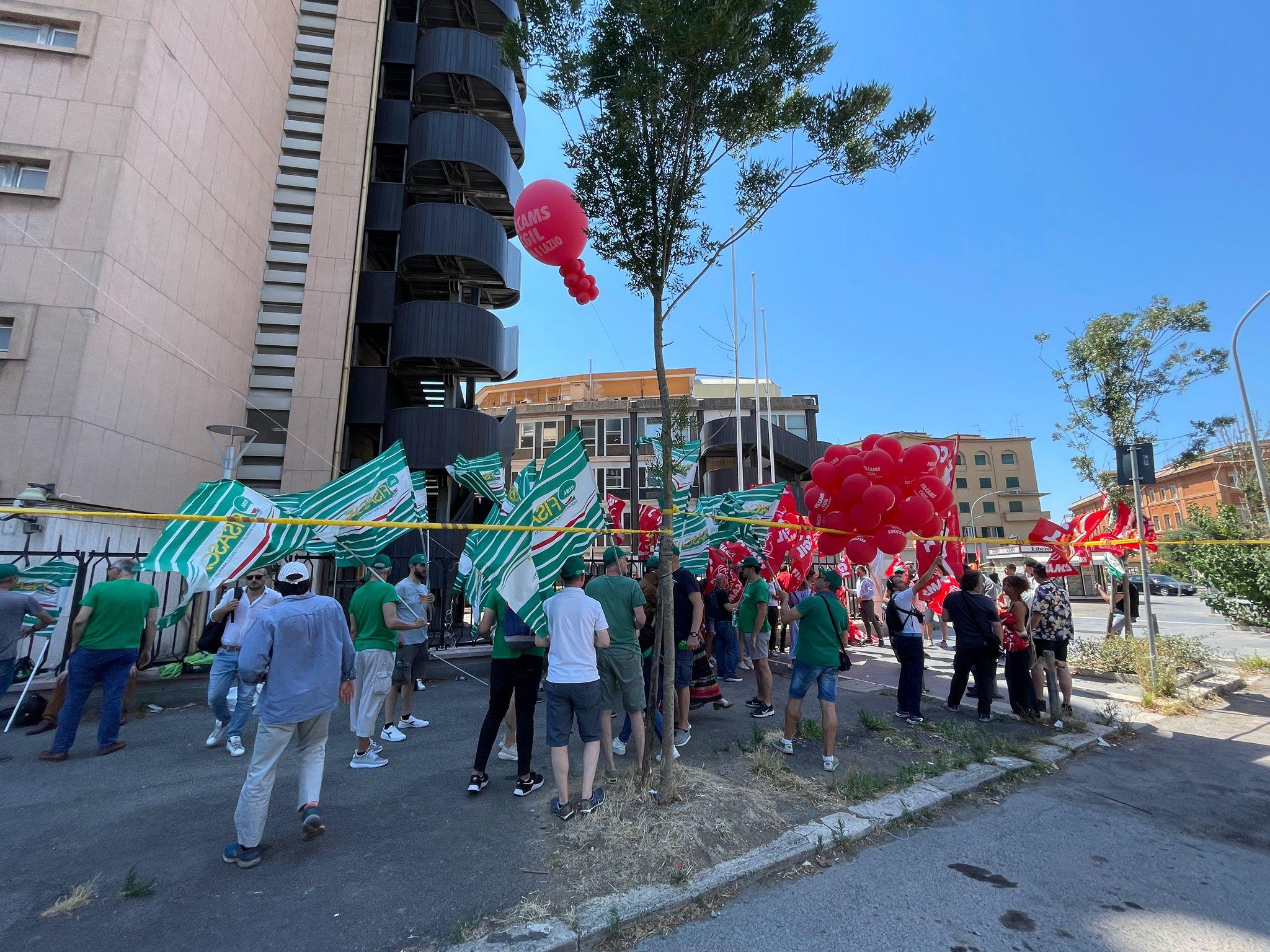 Crisi Nova Euronics, manifestazione dei lavoratori alla Regione Lazio contro i licenziamenti: “L’azienda ci lascia per strada” | VIDEO