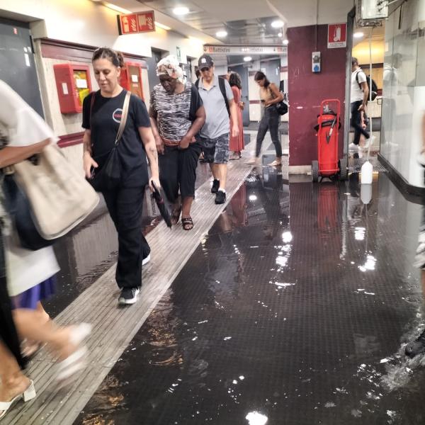 Bomba d’acqua oggi a Roma, città in tilt e metro allagata, chiuse le stazioni: cosa succede |VIDEO