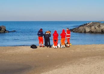 Roma, giallo a Torvajanica: trovato cadavere di un uomo sulla spiaggia. Indagini in corso