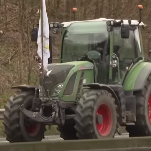 Bruxelles, protesta degli agricoltori davanti al Parlamento europeo: oltre mille trattori assediano la città | VIDEO