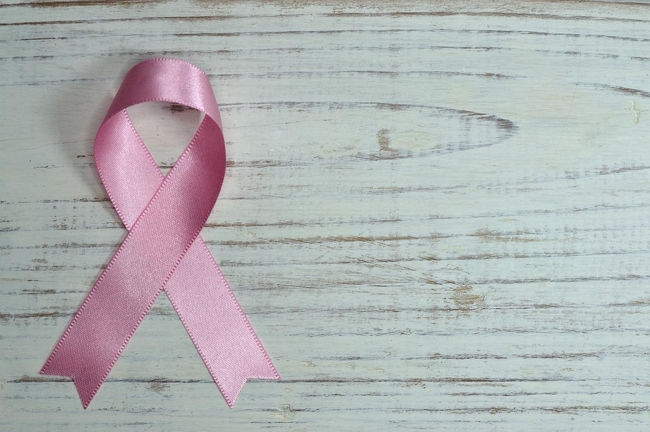 Ottobre rosa, continua la lotta contro il cancro al seno: ecco come prenotare una mammografia e le altre novità